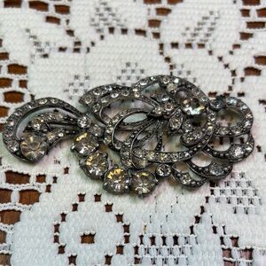 Large 1940's silver tone rhinestone brooch